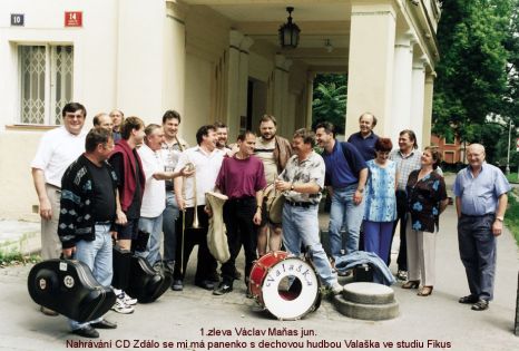 1.von links Václav Maňas jun. Aufnahme CD/MC Zdálo se mi má panenko mit der Blaskapelle VALAŠKA im Studio FIKUS.jpg